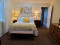 Great home, close to town, quiet be I neboorhood - balcony
