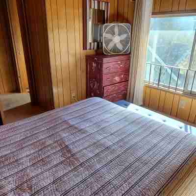 Rustic Lakeview Lodge at Bass Lake. Bookable boat slip! Rooms