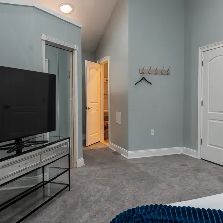 15 Mins From PHL International Airport - Modern Rancher Style Home in Chester PA