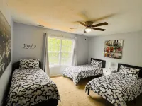The Waypoint, 4BR/7Beds/2.5Bath Travel Themed Vacation Home adjacent to FT Bragg Hotels in Spring Lake