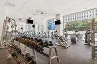 Modern Downtown Dallas City View High-Rise, Free Parking, Balcony, Pool, Gym - Condos