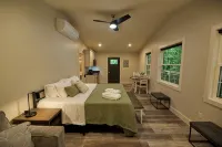 Valley Overlook - Cozy Cabin near Blossom Music Center, 1BR - Peninsula, Ohio