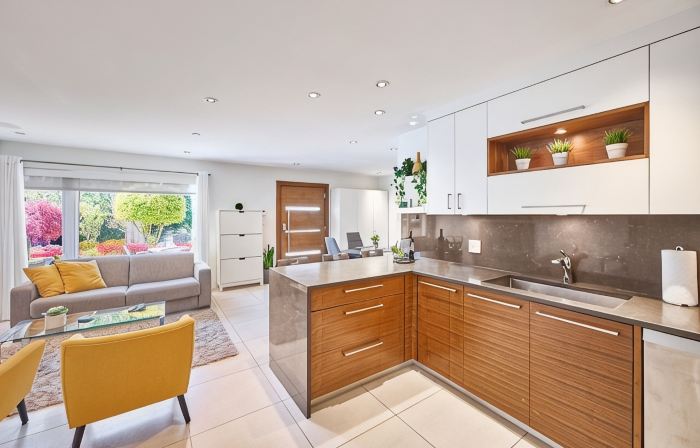 Beautiful Modern Garden Suite Steps to Ambleside Beach