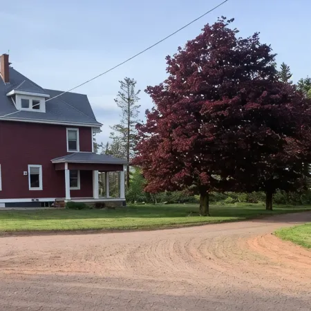 Waterfront 6 bedroom (8 beds) , 51/2 bath house in Summerside, Pei.