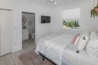 Oasis by the Beach, 2 master Suites, 2 living rooms, Heated pool, steps to ocean