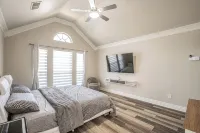 Modern 1 story - Great Location - Pet Friendly - บังกะโล