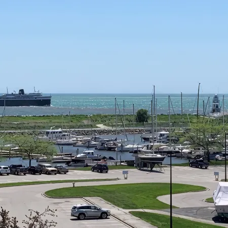 Stunning marina & Lake Michigan views, walking distance to downtown!