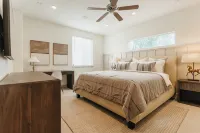 Perfect Cottage. Sleeps 11, 5Bd, 3Br, Hot Tub Media Room, Large Yard, Fire Pit - 4-Star