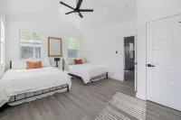 Sleeps 20 in FW Stockyards w HotTub & MiniGolf - Jacuzzi