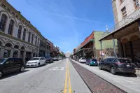 Octopus Lounge on Strand- historic neighborhood, local shops and dining - Condos