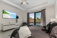 New Villa! Close to the 🏖️! Heated Pool/Spa, Lanai, Grill, EV🔌! Two King beds! - 무료 와이파이