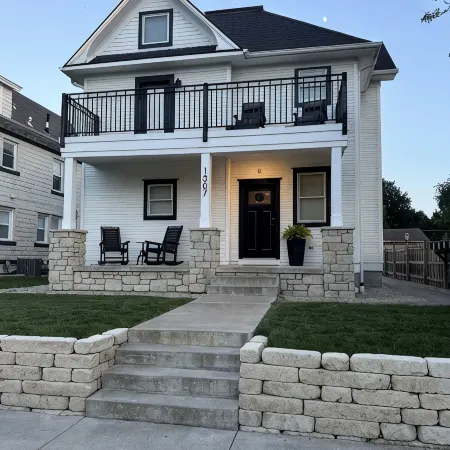 Thompson House #3-Overlooking City Park. Walk to Campus, Aggieville & Downtown