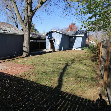 Modern Midtown Home -Dogs OK -Work Desks -Porch Swing -Fully Privacy Fenced Yard