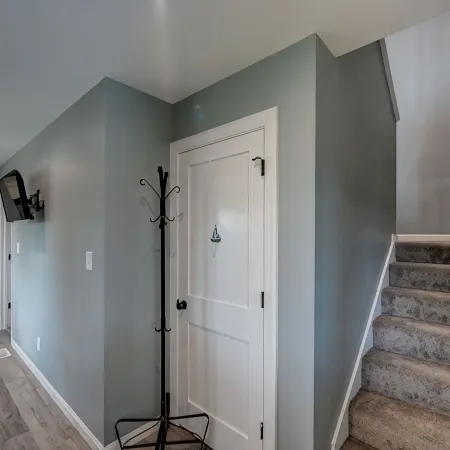 Cozy 1 BRM+ in newly built house right on the canal.
