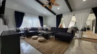Designer 3 Br Home Heated Pool 3 mi. from the Beach & Downtown Private Backyard - Bintang 4