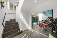 Luxe Kirby Retreat. Heated Pool, King Suites & Games. Secluded, Central Setting - Private Pools