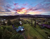 3 Cabins, 2 Acres, Private Pond, Walk to Restaurants, 4 Separate Sleeping Units - シャレー