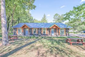 Relaxing, family friendly lodge by the lake.