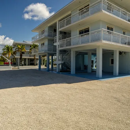 Boater’s Family Retreat in Key Largo with Waterfront Views and Dock Access