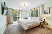 4000sqft, 1-acre Custom Cabin Retreat w Game Room, Hot Tub & Sauna @Mt Hood - 4-Star