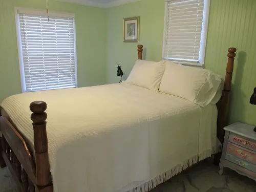 Beautiful vintage cottage remodeled in Old Ocean Springs - Country Houses