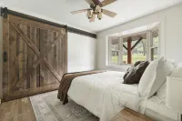 Amazing views, hot tub/outdoor fireplace, countryside, farm with calves & goats. - Boutique