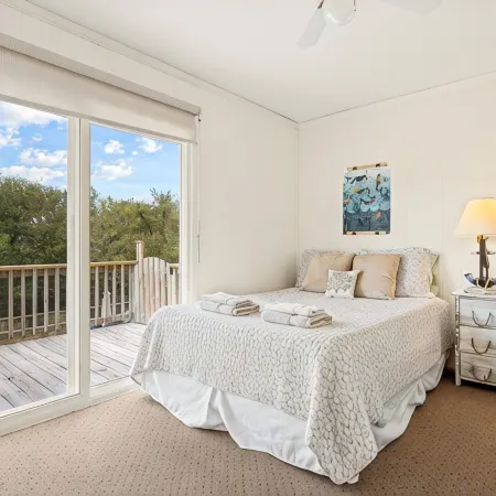 Oceanside home, 3 min walk to beach with Private Pool and Hot Tub!