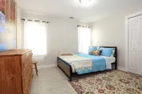 Global Vibes Parlor Renovated home,1 min to  golf course & close to two stadiums - Wifi