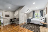 The Loft on 13th~Modern & Cozy! - Bungalows