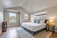Modern Luxury Base Camp with 3 King Beds 1 Mile to Downtown Bend, 5-Star Reviews - บังกะโล