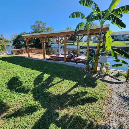 Shadow's Oasis, Tropical Cozy 2/2 w/ Pool, Sundeck & Fishing in your own space!
