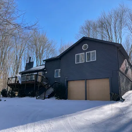 Private & pet-friendly mountain escape with fenced-in yard ✺ 2 miles to resort
