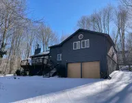 Private & pet-friendly mountain escape with fenced-in yard ✺ 2 miles to resort - Boutique