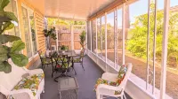 Tropical Privacy, Full Kitchen, Screened Lanai, Covered Parking, Fenced Yard - Wifi