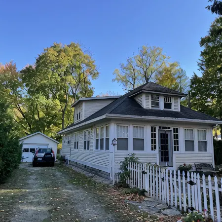 Great Location. Steps to McKinley Beach Walk to Town. Lg Private Yard,Fire Pit.