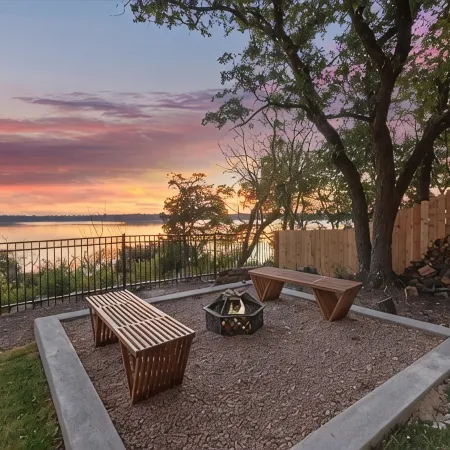 Blue Vista, lake view, hot tub, fire pit, covered patio