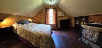 2-Story Farm Cabin - Sleeps 5 - 50 Acres - Alppimaja