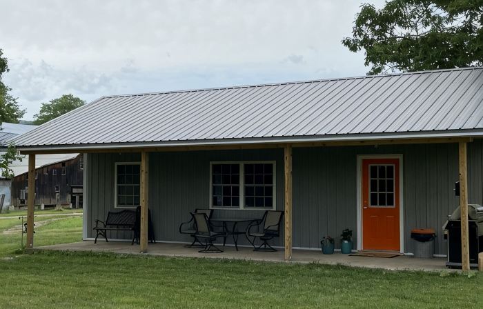 Cozy new cottage sleeps 4 near Watkins Glen Racetrack!