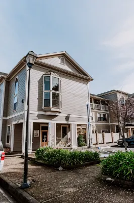 Bay Breeze across from Waterfront - 3-Star