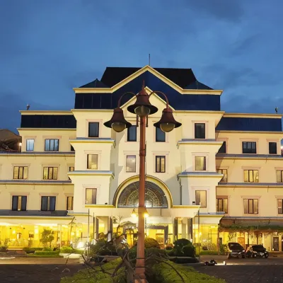 Puri Khatulistiwa Hotels near Stadion IPDN