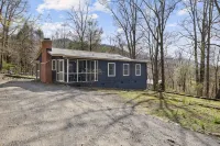 Private + Wooded + Quaint & Cozy + 5 Mins to Dwntn Blk Mtn + 15 Mins to Ashvle - 3-stjärniga