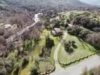 Private, upscale, riverfront cabin, sleeps 6; amazing amenities to dazzle - 4 stjerner