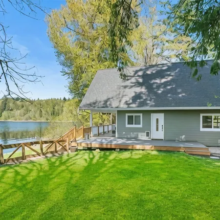 Lakehouse With Hot Tub, Covered Patio, Outdoor Fire-pit and BBQ