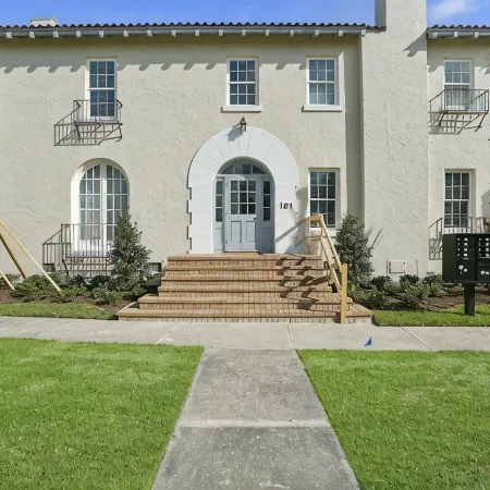 Island Luxury and Location! Between Downtown and the Beach