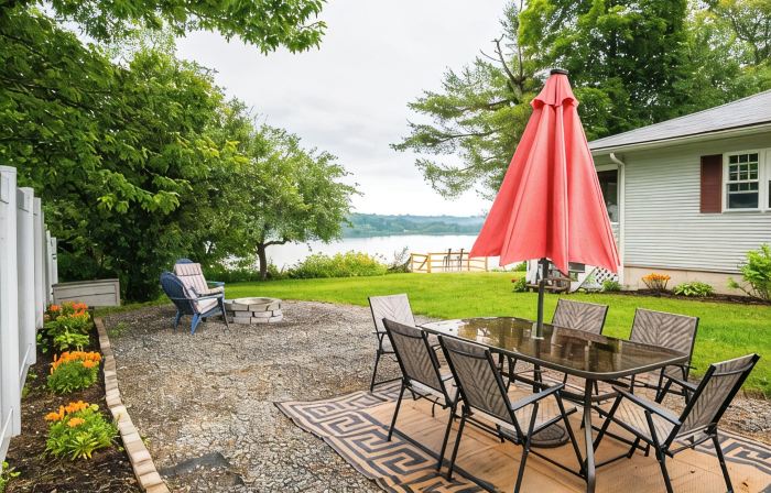Entire Lake House on Lake Memphremagog, dead end RD, private. 30 min to Jay Peak