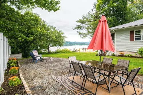 Entire Lake House on Lake Memphremagog, dead end RD, private. 30 min to Jay Peak - 4성급