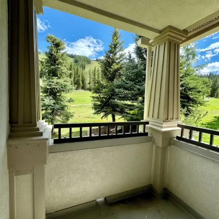 Large Cozy Townhouse Ski-in / Ski-out to Super Bee, Private Washer /Dry & Garage