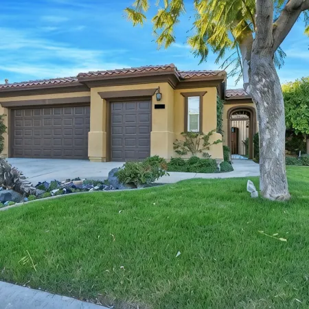 Upscale West Facing Yard-Big Pool-4 Bed / 4 Bath #068134