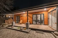 Galaxy 3BR Modern Home with Fireplace Outdoor Spa - Hot Springs