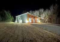 Cozy, Rustic Cabin w/ Pool Table, Foosball, & Fast WiFi, South of Norman - Homestays